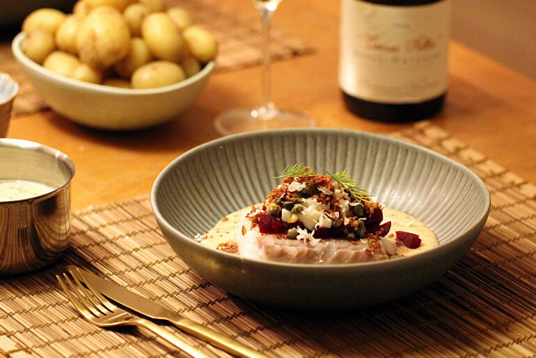 Kogte torskeloins med rødbede, æg, kapers, bacon og peberrod