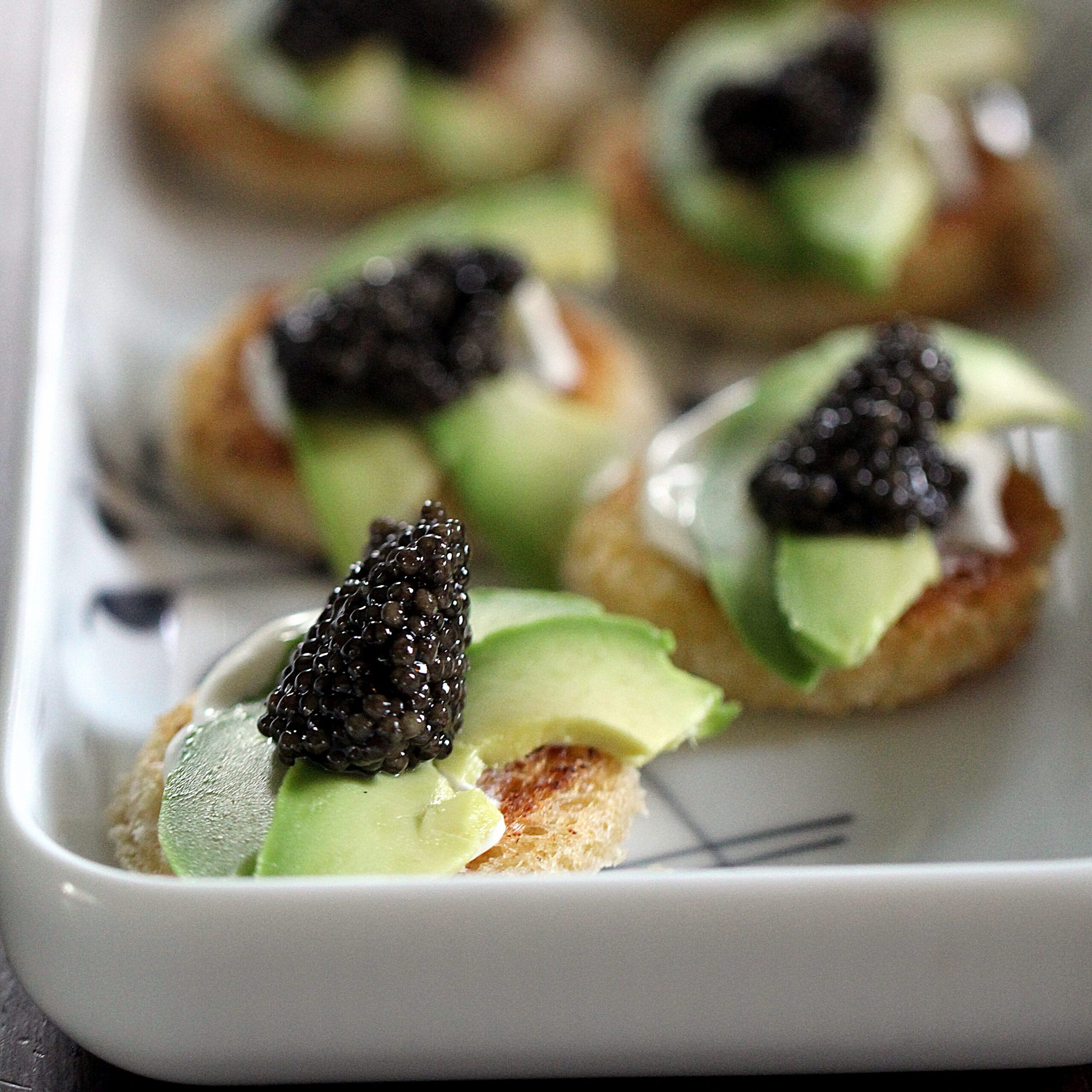 Nytårsmenu: Canapé med avocado og ægte caviar