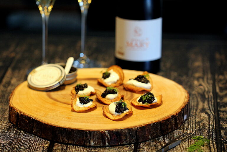 Nytårsmenu: Hjemmelavet chips med creme fraiche og caviar