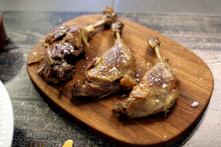 Mortens Aften: Confiteret and med kål, bagte hasselnødder og rødløg