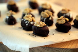 Konfekt - dadler med marcipan, valnød, overtrukket med chokolade