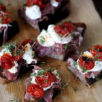 Bruschetta på surdejsbrød med parmaskinke og bagte hvidløg