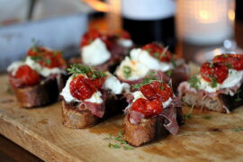 Bruschetta på surdejsbrød med parmaskinke og bagte hvidløg