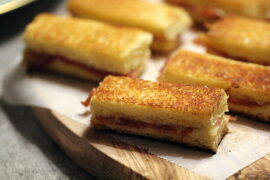 Opskrift på "Bikini-toast" med jamon, gruyere og trøffel