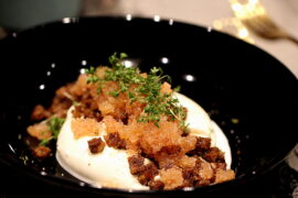 Den perfekte forårsret: Burrata med stenbiderrogn, ristet rugbrød og karse