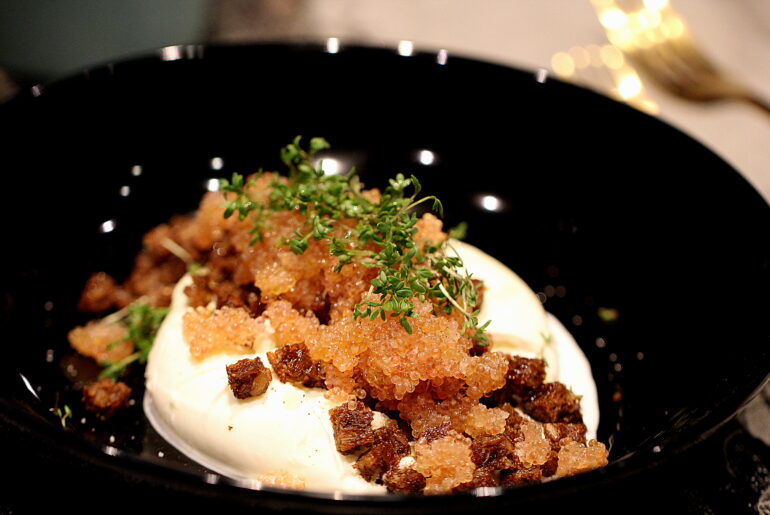 Den perfekte forårsret: Burrata med stenbiderrogn, ristet rugbrød og karse