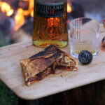 Opskrift på ægte Cowboytoast over bål
