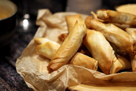 Nem snack: Opskrift på filodejsruller med parmaskinke og fetacreme