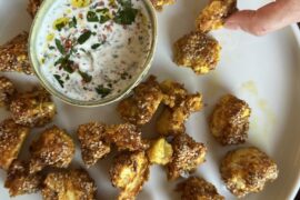 Opskrift på bagt blomkål med sesam og hvidløgsdressing