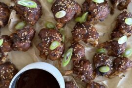 Opskrift på bagt blomkål med en sticky BBQ-sauce og forårsløg