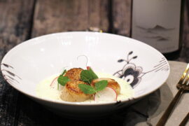 Grillet kammusling med skilt kærnemælkssauce på dildolie