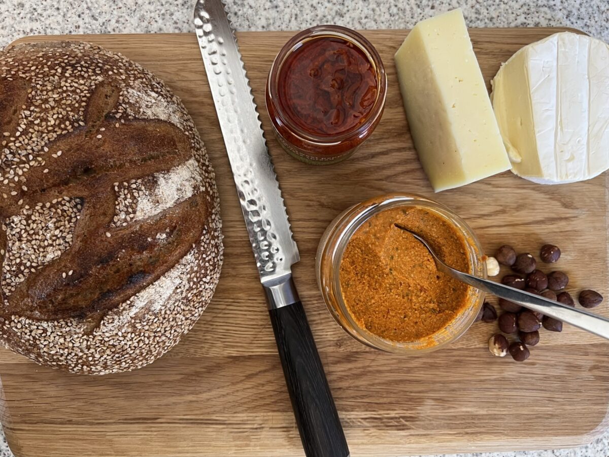 Verdens nemmeste snack med brie, hasselnødder, spread og basilikum