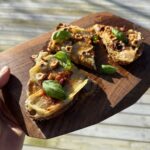 Verdens nemmeste snack med brie, hasselnødder, spread og basilikum