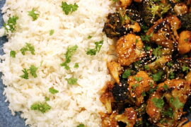 Opskrift på ristet blomkål og broccoli i sur-sødsauce serveret med hvide ris