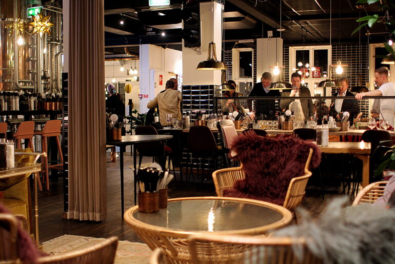 "Det Glade Vanvid" får kamp til stregen. Anmeldelse af: "Hele svineriet" på Fru Søgaard