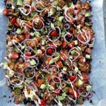 Opskrift på sunde nachos på blomkål med avocado, tomat, syltede løg og chili-mayo