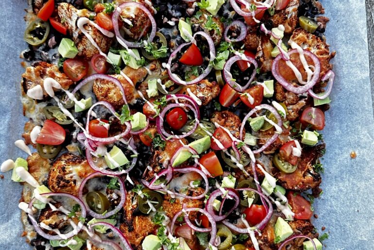 Opskrift på sunde nachos på blomkål med avocado, tomat, syltede løg og chili-mayo