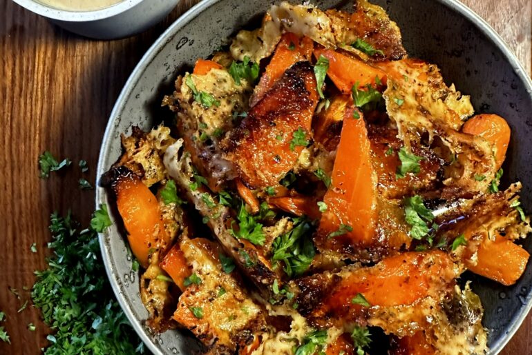 Opskrift på bagte gulerødder med parmesan og cremet dressing