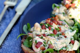 Forårsmad: Æggesalat på ristet brød med bacon