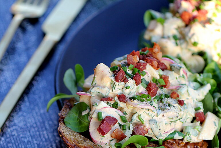 Forårsmad: Æggesalat på ristet brød med bacon
