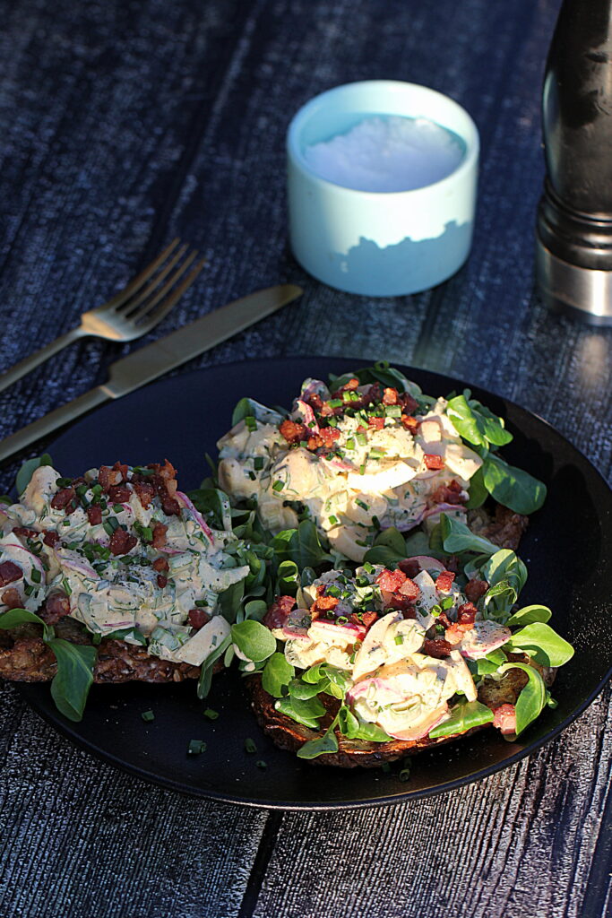 Forårsmad: Æggesalat på ristet brød med bacon