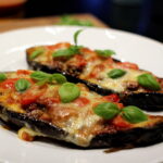 Opskrift på bagte auberginer med tomatsauce og ost