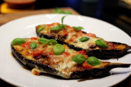 Opskrift på bagte auberginer med tomatsauce og ost