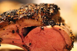 Opskrift på perfekt tilberedt lammekrone med langtidsbagte tomater og mynte/hvidløgscreme