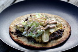 Opskrift på "Tortilla-Burger" med salat, syltede agurker og ost