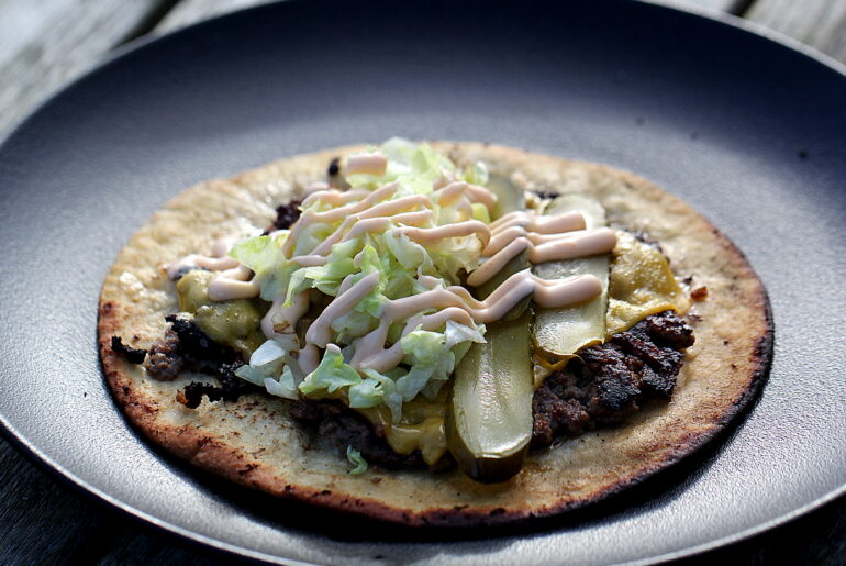 Opskrift på "Tortilla-Burger" med salat, syltede agurker og ost