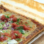 Opskrift på butterdejspizza med stenbiderrogn, rødløg, kartofler og creme fraiche