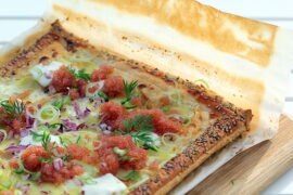 Opskrift på butterdejspizza med stenbiderrogn, rødløg, kartofler og creme fraiche