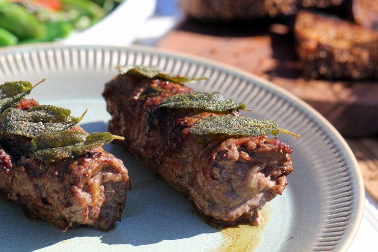 Opskrift på saltimbocca med prosciutto di Parma og salviesmør