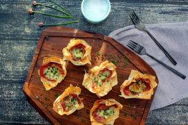 Opskrift på nem snack med filodej, parmaskinke, ost og purløg