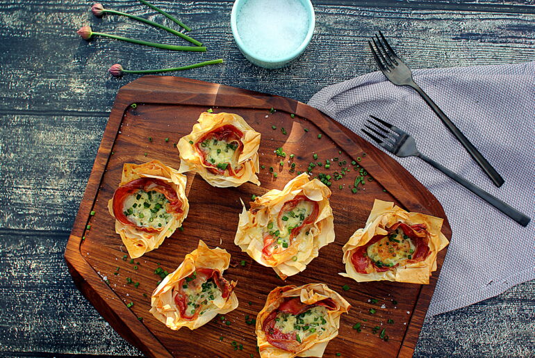 Opskrift på nem snack med filodej, parmaskinke, ost og purløg