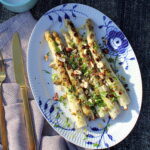 Opskrift på grillede hvide asparges med pesto og langtidsbagte hasselnødder