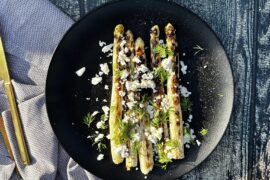 Opskrift på grillede hvide asparges med fetaost, dild og olivenolie
