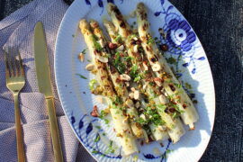 Opskrift på grillede hvide asparges med pesto og langtidsbagte hasselnødder