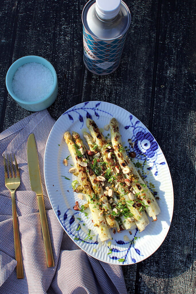 Opskrift på grillede hvide asparges med pesto og langtidsbagte hasselnødder