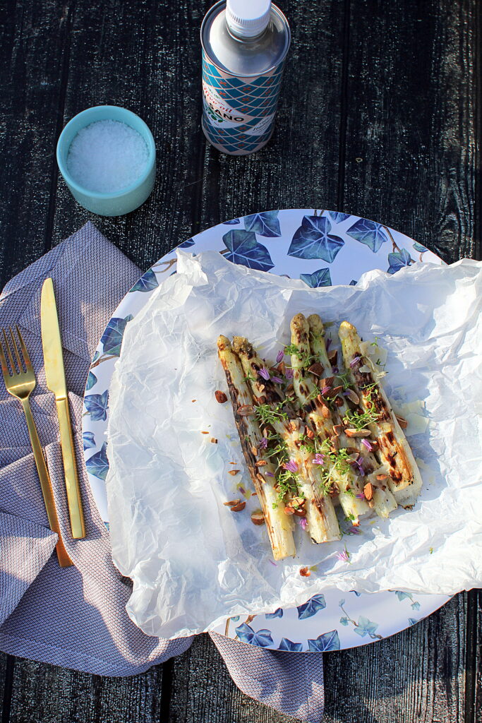 Opskrift på grillede hvide asparges med parmesan, karse og langtidsbagte mandler