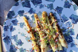Opskrift på grillede hvide asparges med parmesan, karse og langtidsbagte mandler