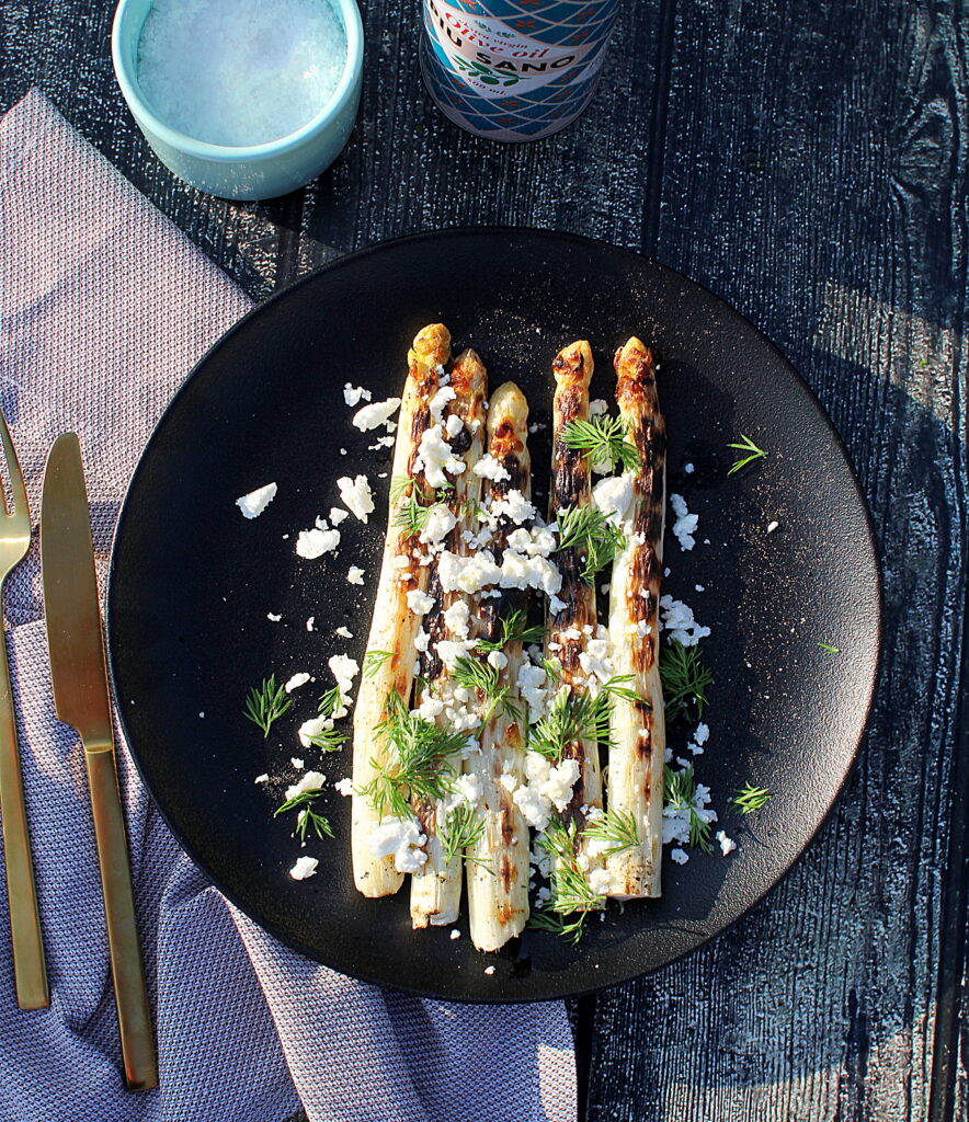 Opskrift på grillede hvide asparges med fetaost, dild og olivenolie