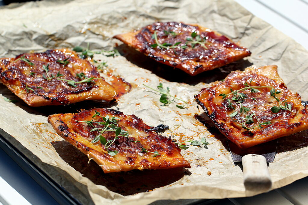 Klassisk bruschetta med parmaskinke, pesto og parmesan