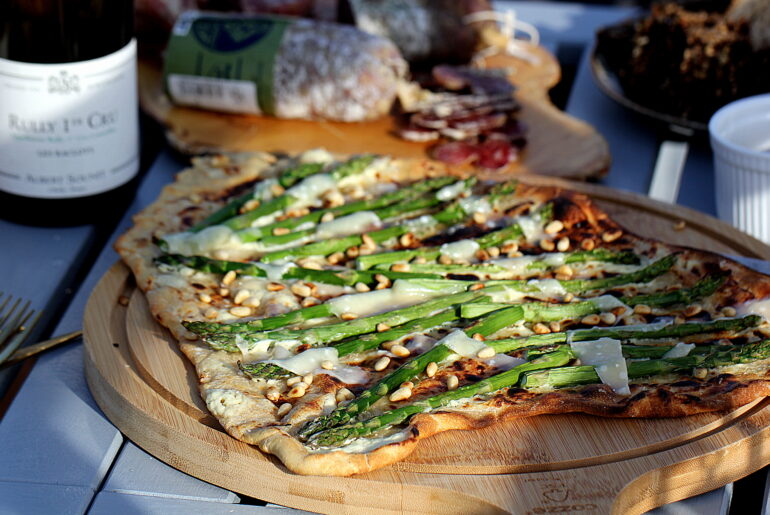 Opskrift på tarte flambée med creme fraiche, asparges, parmesan og pinjekerner