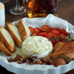 Opskrift på onepot-snack - bagt brie med tomat, valnødder og brød