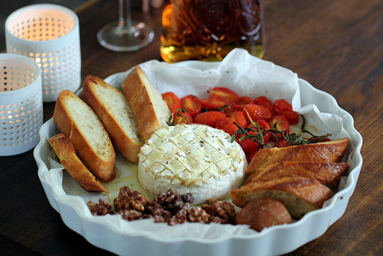 Opskrift på onepot-snack - bagt brie med tomat, valnødder og brød