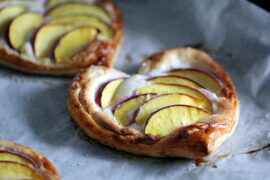 Opskrift på nem ferskentærte med vaniljecreme