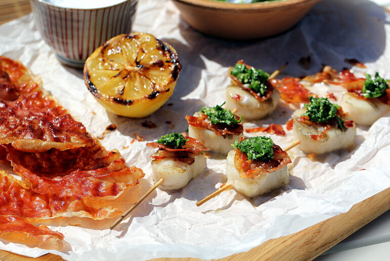 Opskrift på grillet kammusling med parmaskinke med gremolata