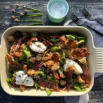 Opskrift på sommersalat med sprød prosciutto di Parma og pocheret æg