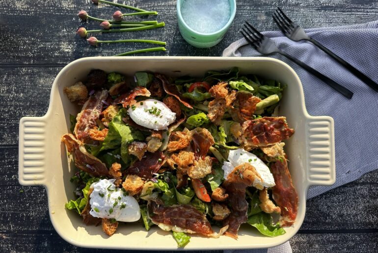 Opskrift på sommersalat med sprød prosciutto di Parma og pocheret æg